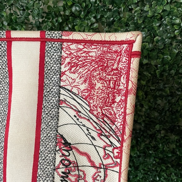 Christian Dior Limited Edition Valentines Day Medium Book Tote Authentic - Picture 9 of 12